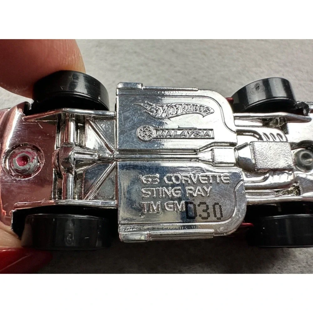 HOT WHEELS '63 CHEVY CORVETTE STINGRAY 1:64 RED & WHITE 2 3/4